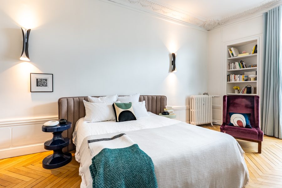 Chambre avec tête de lit capitonnée, appartement haussmannien à Saint-Étienne