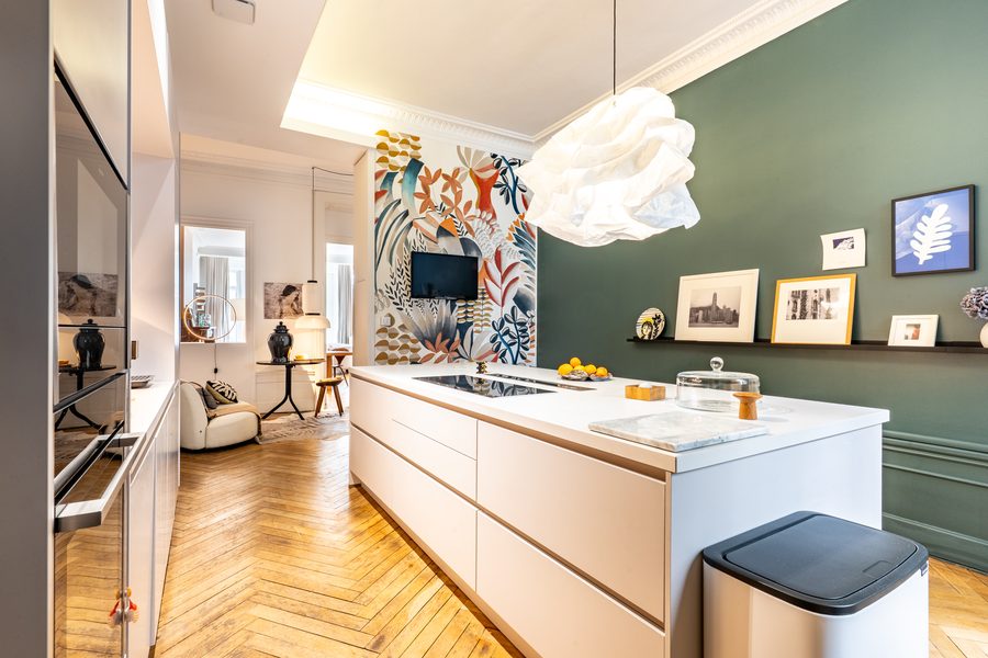 Cuisine ouverte avec mur végétal, appartement haussmannien à Saint-Étienne