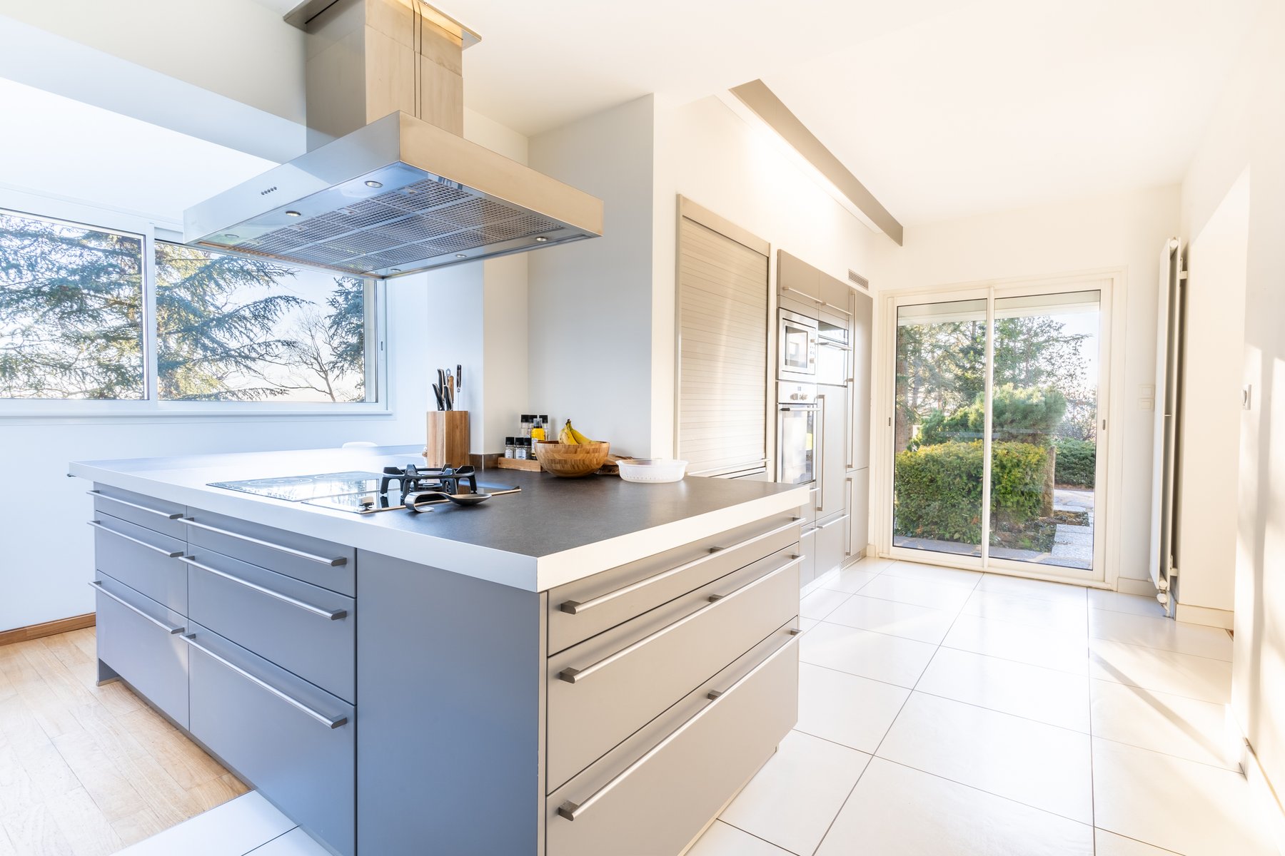 Cuisine avec îlot central, maison d'architecte à Aveizieux