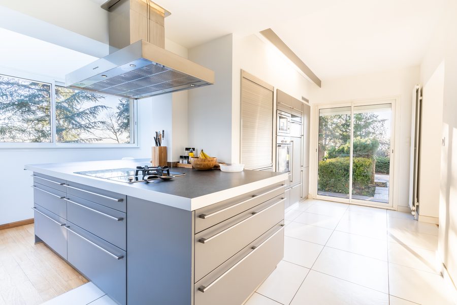 Cuisine avec îlot central, maison d'architecte à Aveizieux