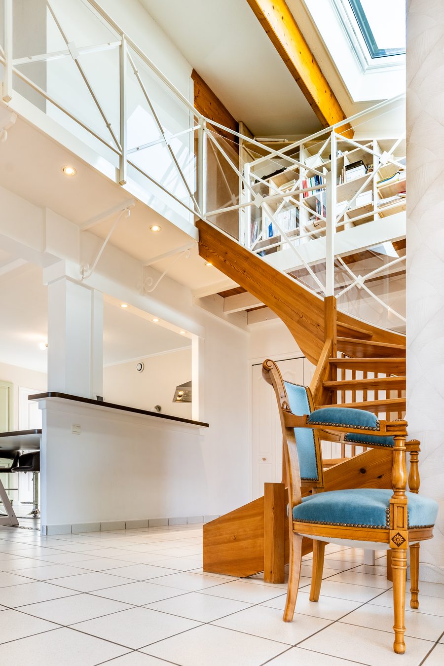 Escalier en bois avec mezzanine et verrière, maison à Veauche