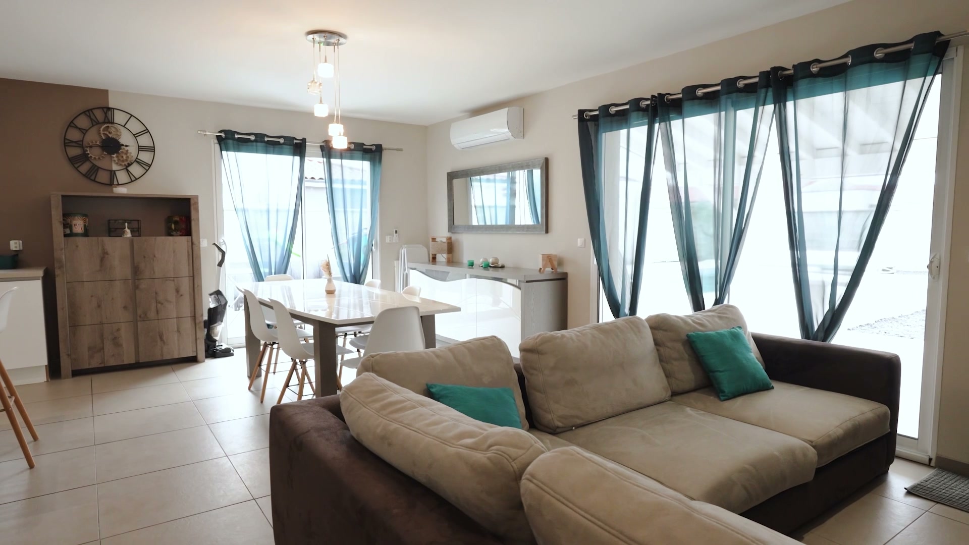 Extrait vidéo d'une maison contemporaine avec piscine, tournée dans la Loire