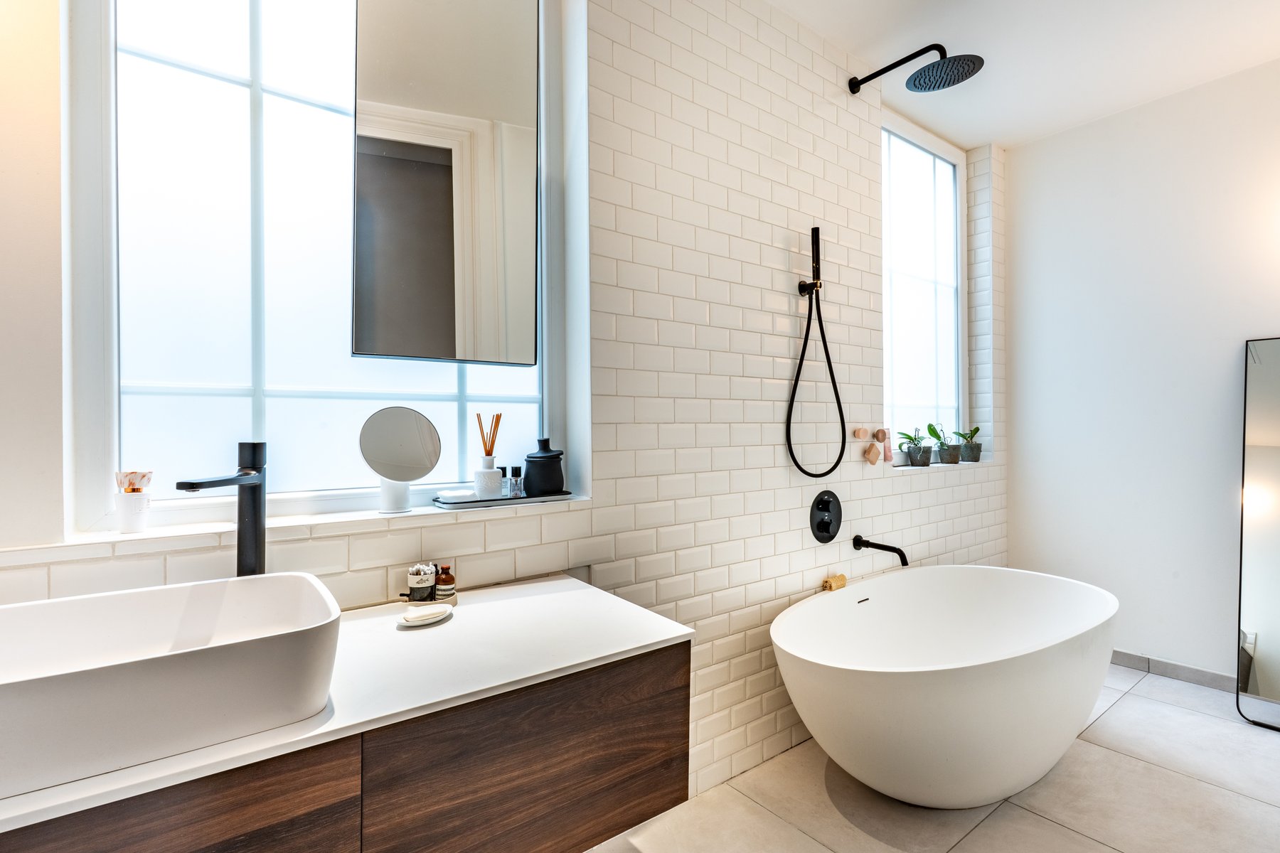Salle de bain avec baignoire îlot, appartement haussmannien