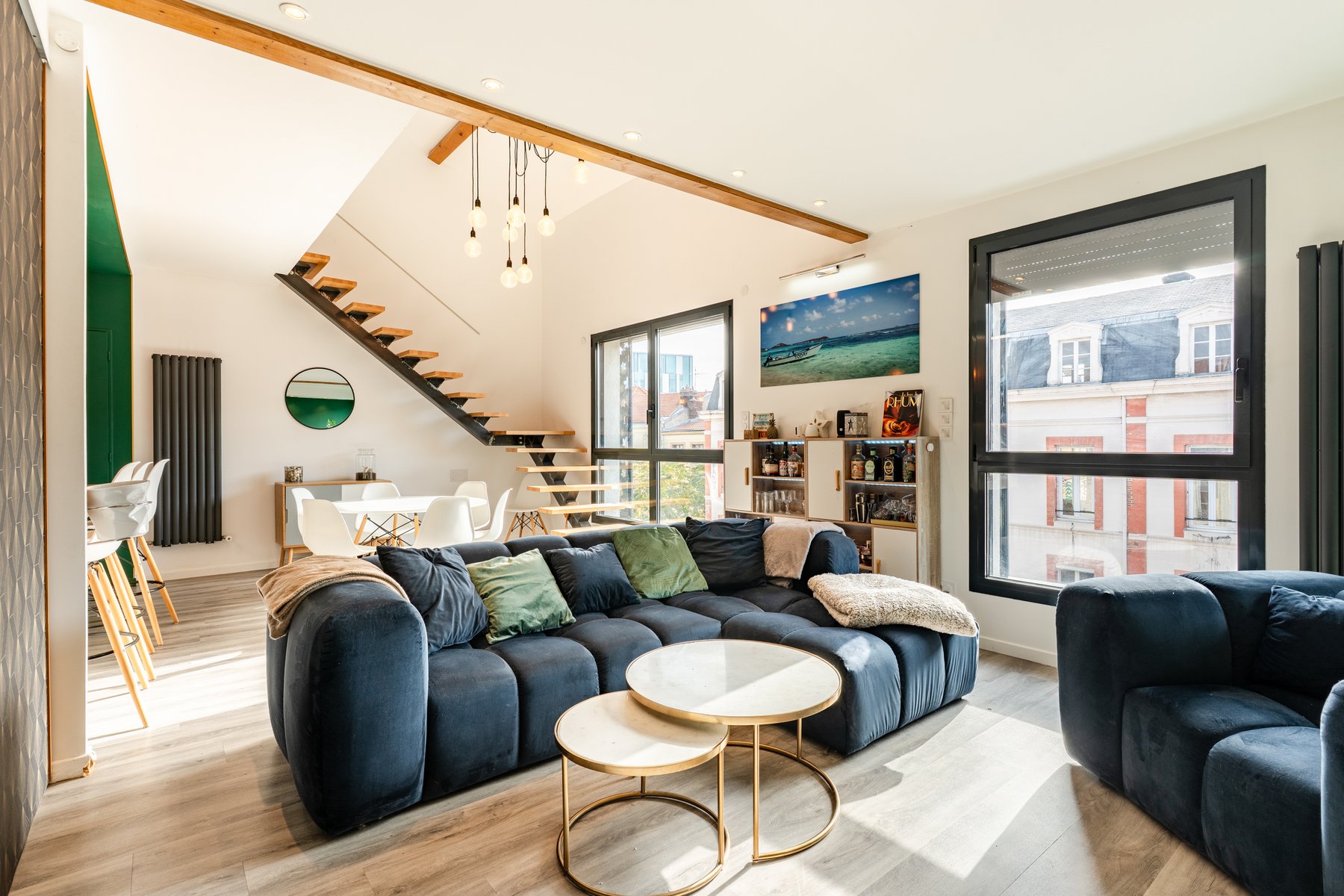 Séjour avec mezzanine et escalier métallique, duplex à Saint-Étienne