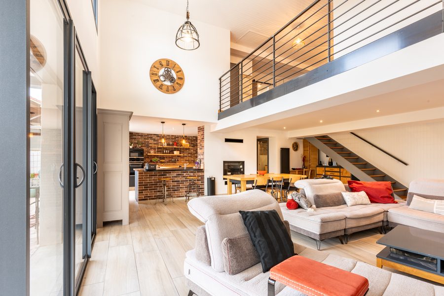 Séjour avec mezzanine et poutres apparentes, villa à Sury-le-Comtal