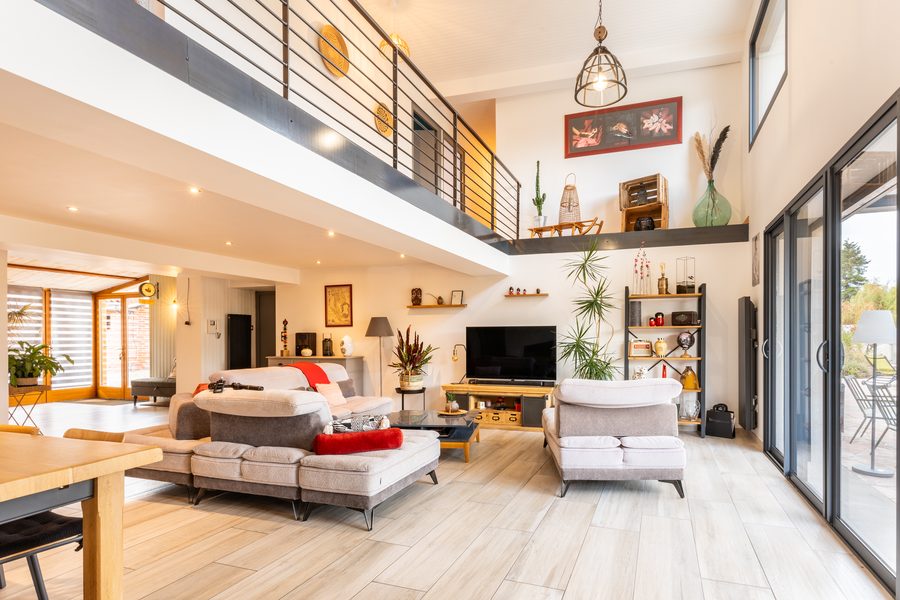 Séjour avec mezzanine, villa à Sury-le-Comtal