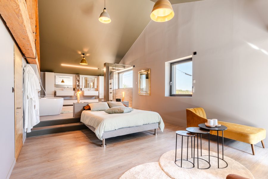 Suite parentale avec baignoire îlot, villa à Pommiers