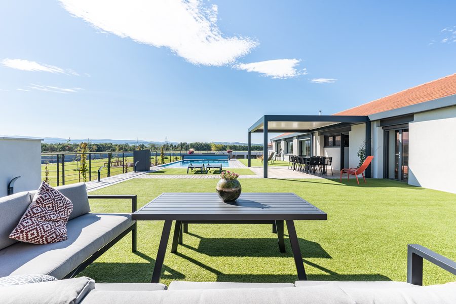 Terrasse extérieure avec piscine et pergola, villa à Pommiers