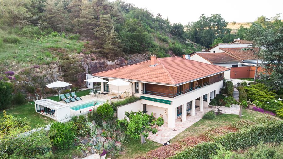 Vue aérienne par drone, maison d'architecte à Saint-Priest-la-Roche